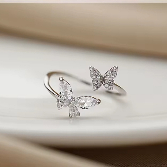 Sparkling Butterfly Ring 💍 Zircon Gemstones - Picture 4 of 5